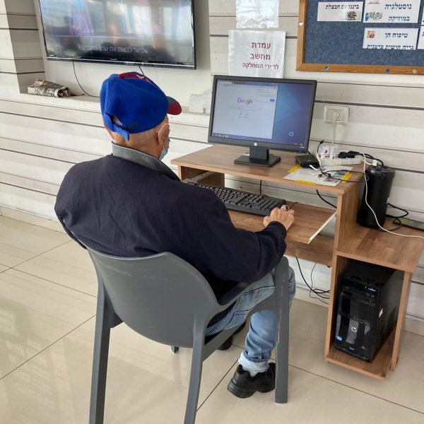 אדם עובד על מחשב